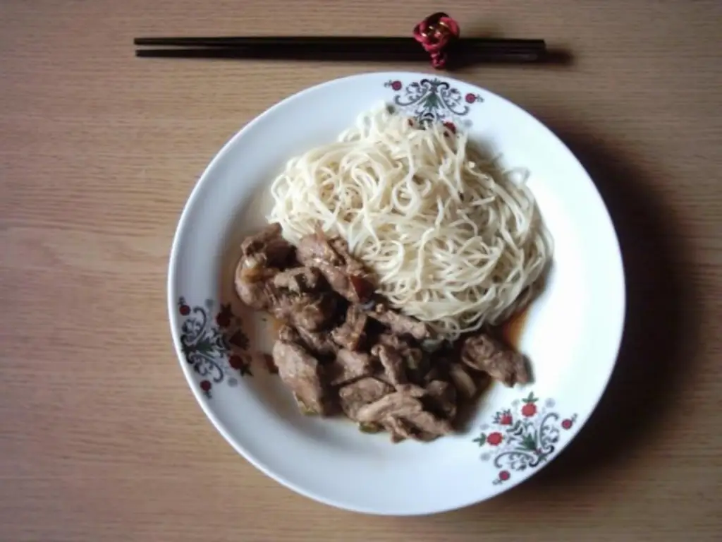 Свиное филе с жареной лапшой из Тайланда