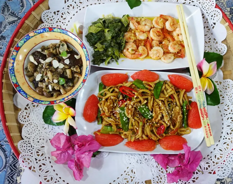 Красочная жареная лапша с креветками и грибами