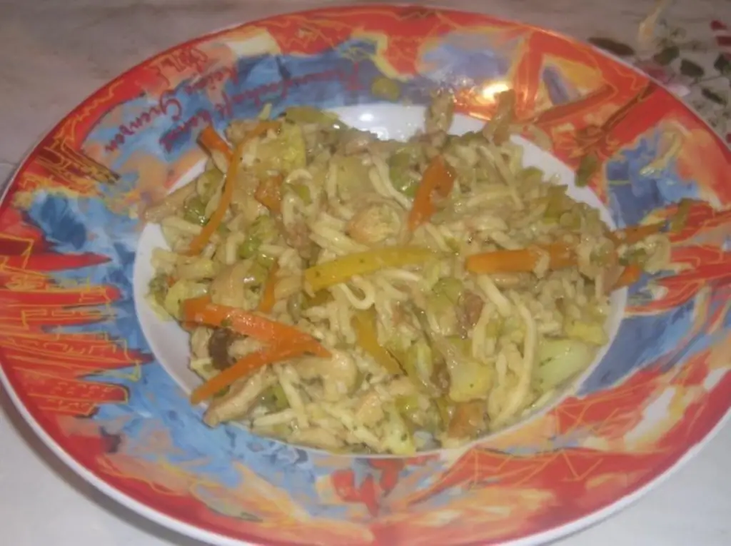 Разноцветные овощи с китайской лапшой и полосками куриной грудки