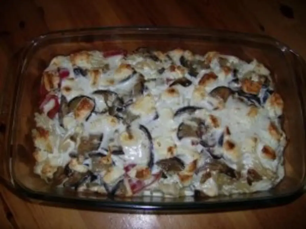 Запеканка из макарон с баклажанами и козьим сыром