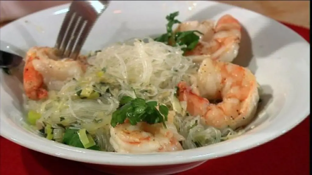 Теплый салат из стеклянной лапши с креветками (женщины)