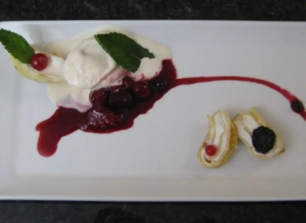 Мороженое сметанное с творожным блинчиком и творожным суфле