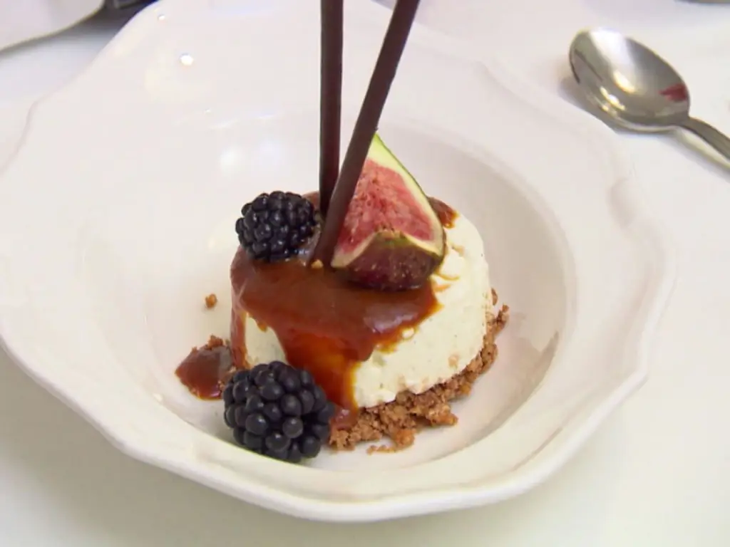 Чизкейки мини с соленой карамелью, ягодами и инжиром