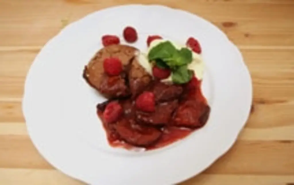 Шоколадный торт с жареными сливами и ванильным мороженым