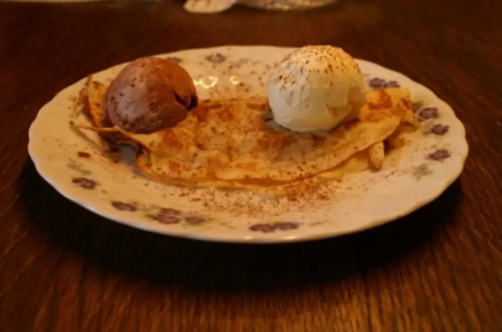 Креп с карамелизированным яблоком