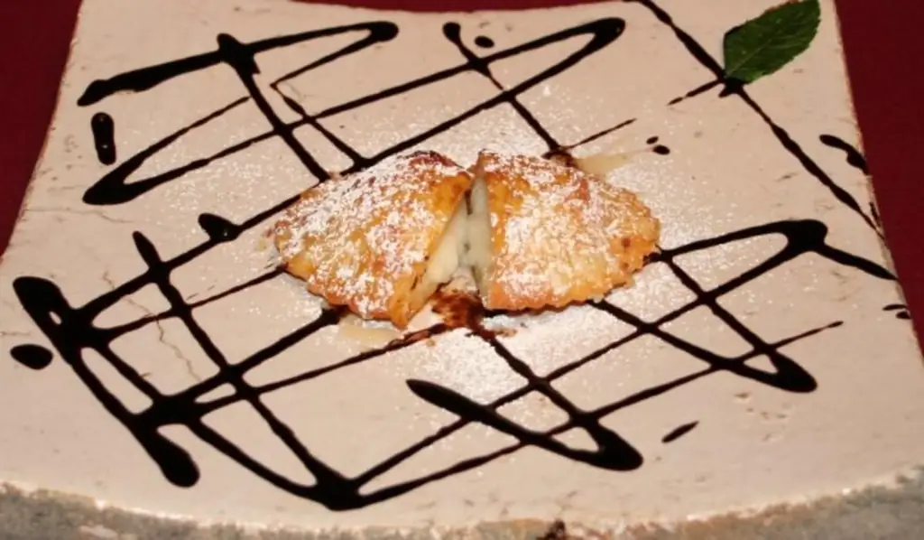 Жареный сыр пекорино в кляре с акациевым медом