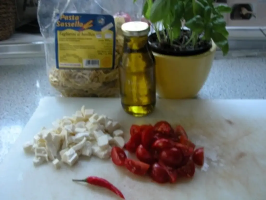 Тальятелле базилико с моцареллой и помидором