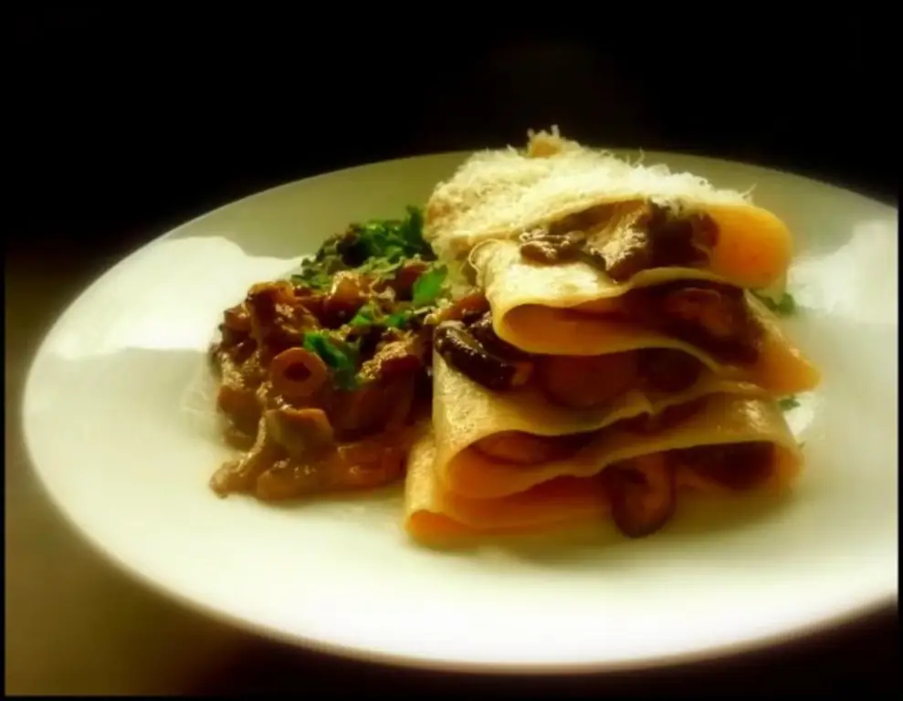 Открытая грибная лазанья с ножками и каштанами