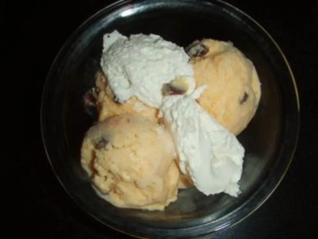 Тыквенное мороженое с ромом и изюмом