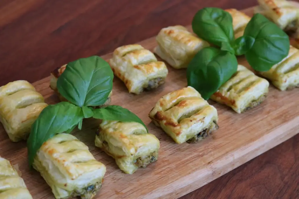 Рулетики из слоеного теста с соусом песто