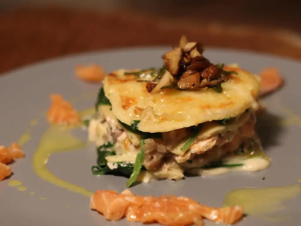 Лазанья из лосося с листами лазаньи и листьями шпината