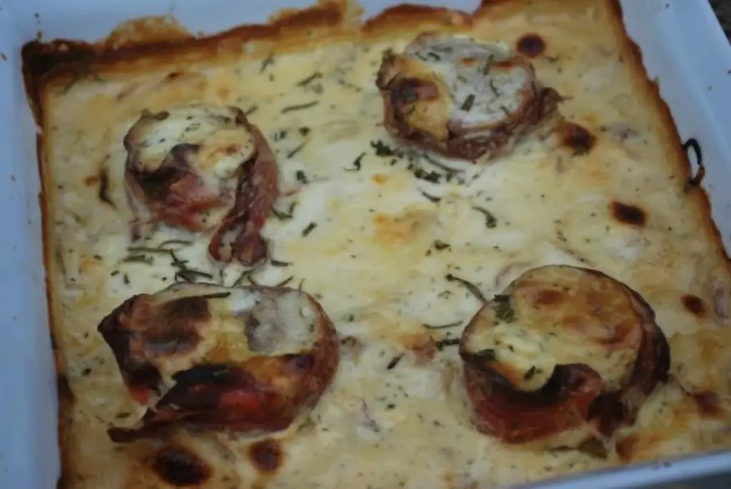 Медальоны из свиного филе, завернутые в сливочно-сырный соус