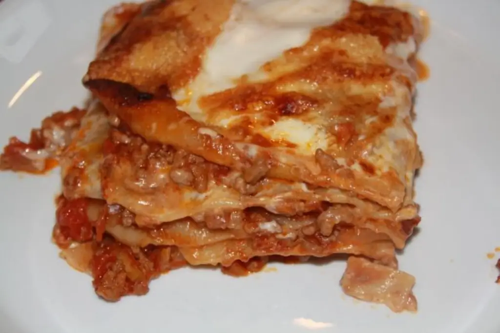 Лазанья, смешанная с мясным фаршем и листами лазаньи