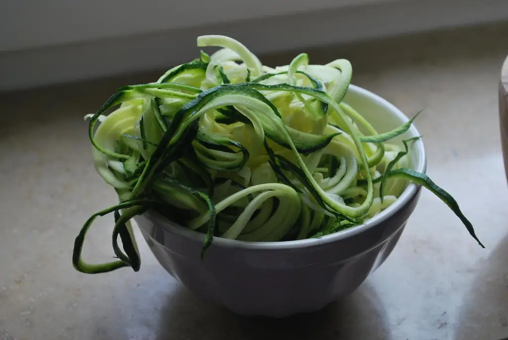 Запеканка из макарон с двумя видами лосося и спагетти из цукини