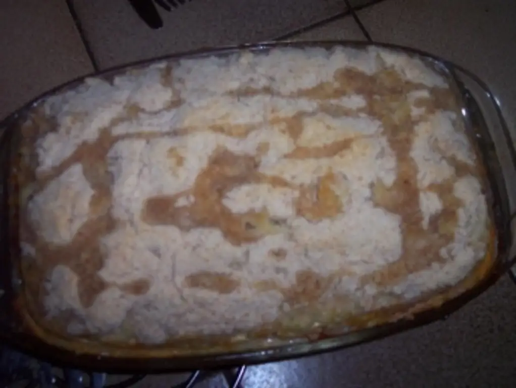 Запеканка из макарон со спагетти вилкой и нарезанной кубиками ветчиной