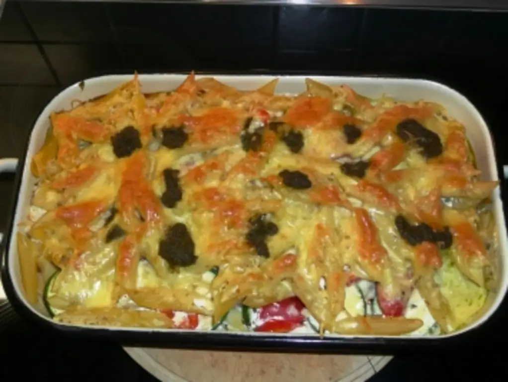 Запеканка из макарон с овощами и базиликом