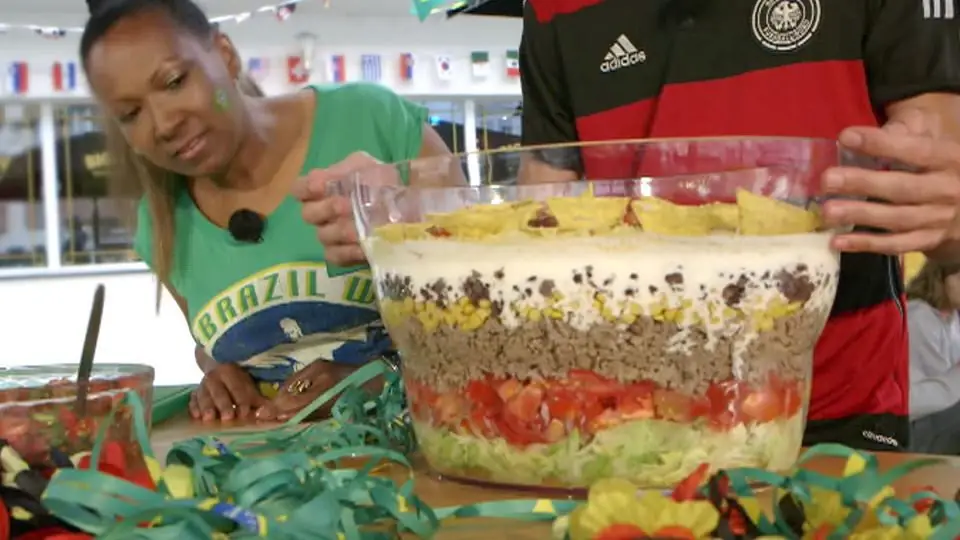 Бразильский слоеный салат