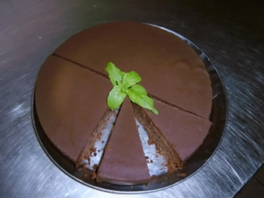 Шоколадный торт с жареным миндалем (без муки)