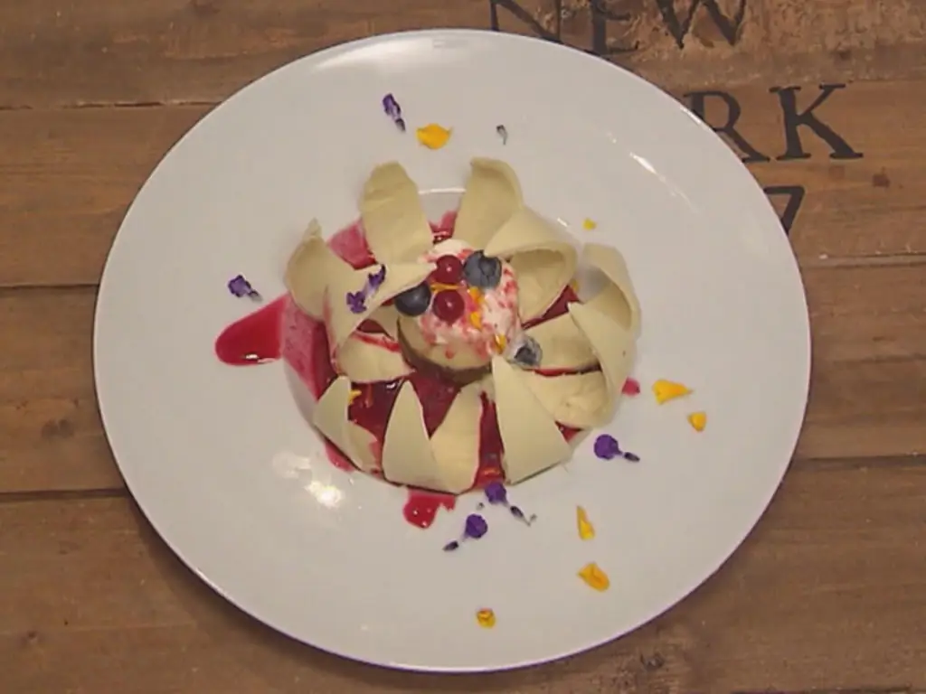 Чизкейк Нью-Йорк в шоколадном шарике с теплым малиновым соусом