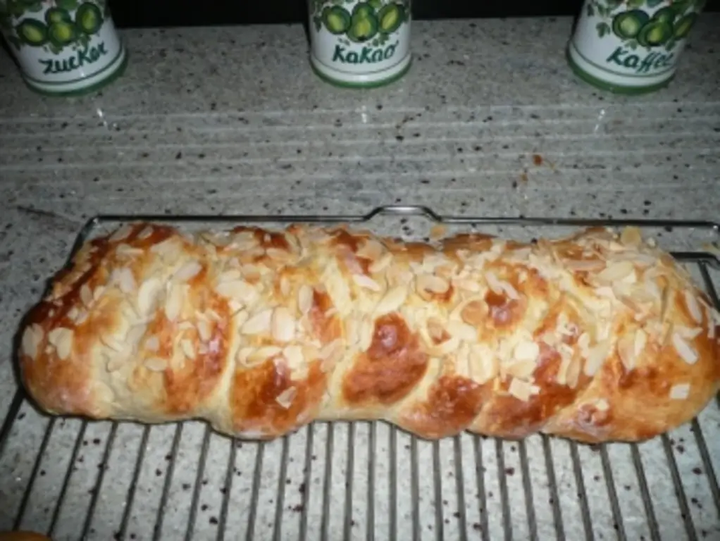 Пасхальная коса с сахаром и творогом