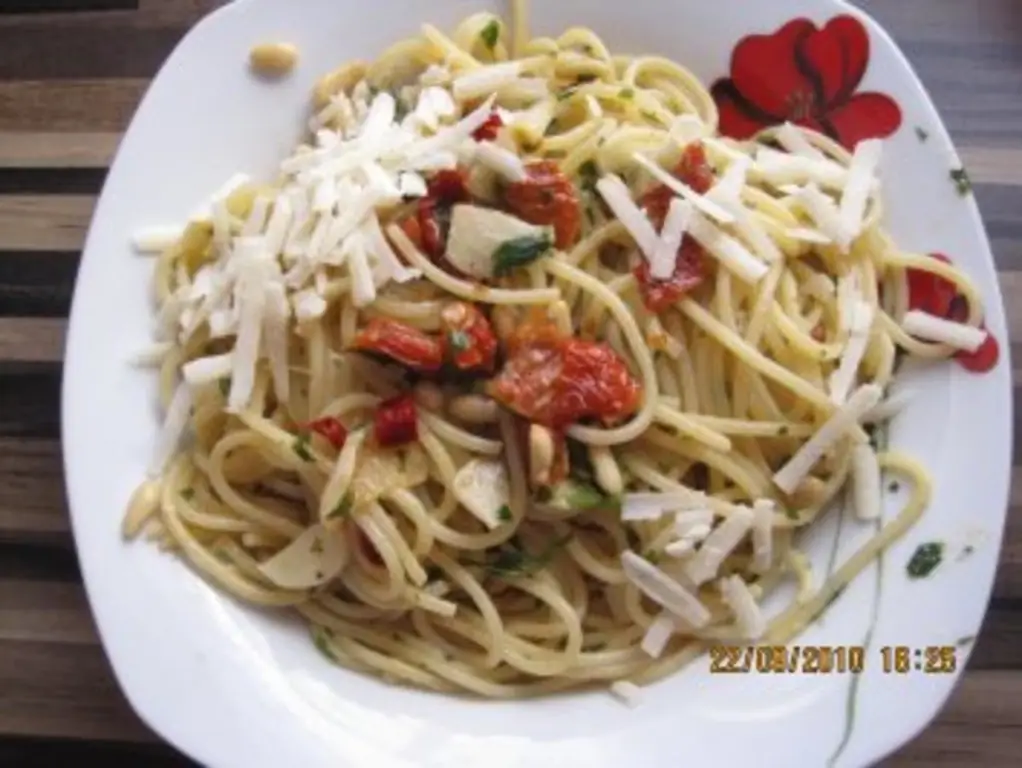 Спагетти Aglio e Olio с кедровыми орешками и вялеными томатами