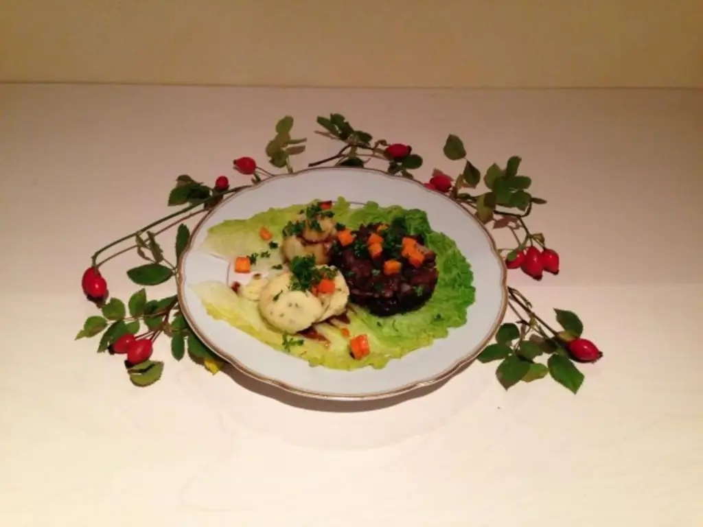 Тушеный бычий хвост в соке из тимьяна со снежками