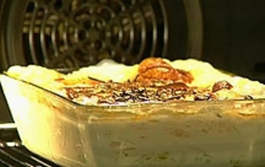 Картофельный гратен со взбитыми сливками и свежим розмарином