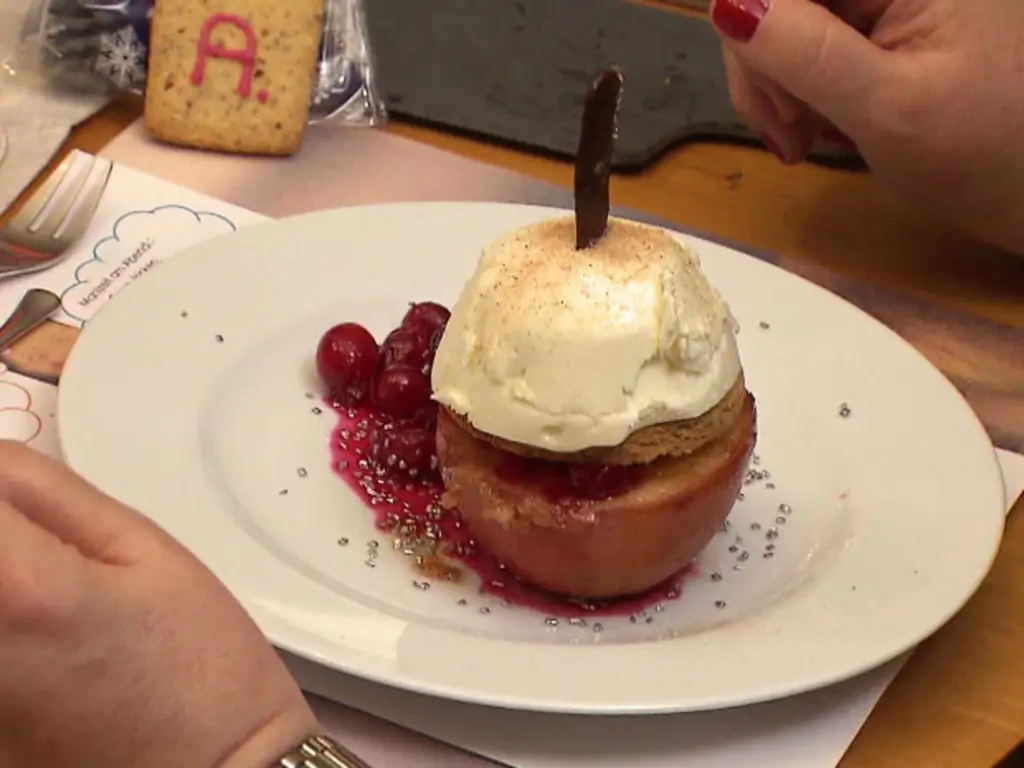 Запеченное яблоко со сметаной и клюквенным соусом