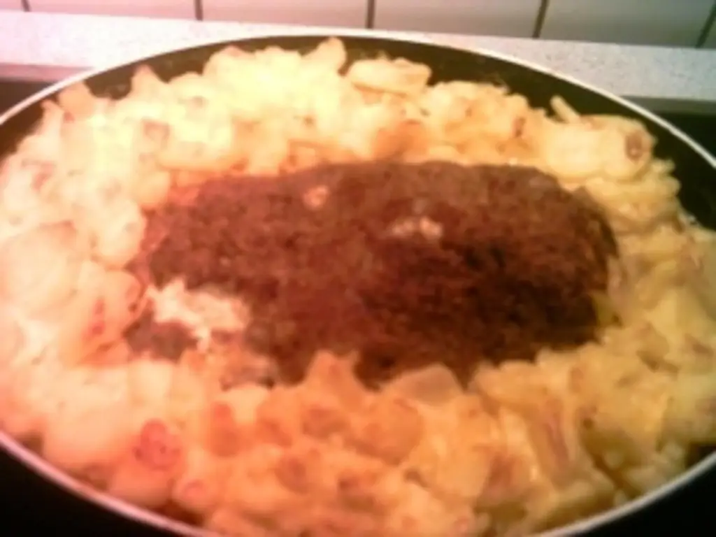 Мясной рулет с начинкой из сливочного сыра в сливках