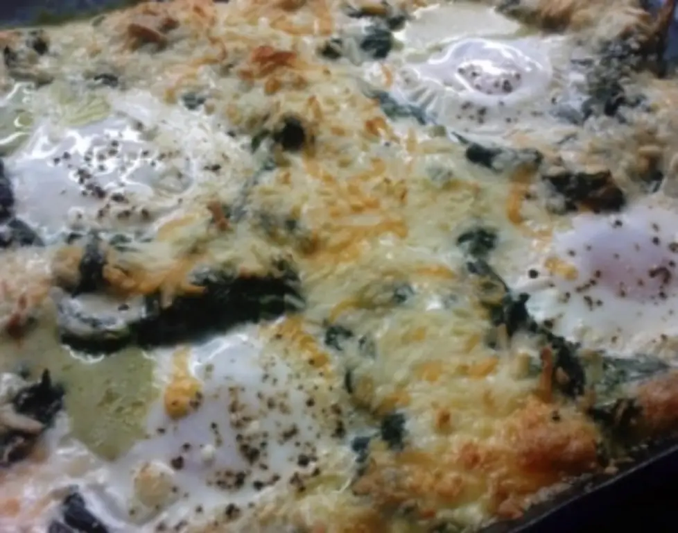 Запеканка сытная~Затопленные яйца в шпинате