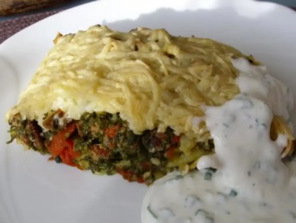 Запеканка из шпината с холодным йогуртовым соусом