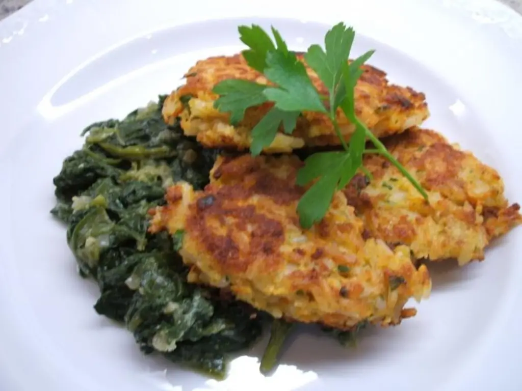 Рисовое печенье на листьях шпината