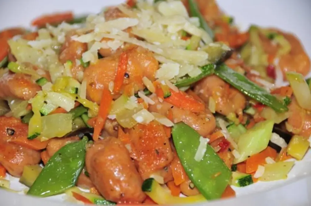 Томатные ньокки с запеченными овощами