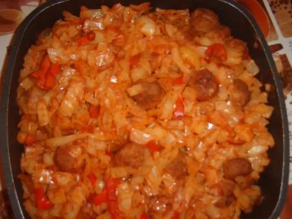 Тушеная капуста по-цыгански с фрикадельками