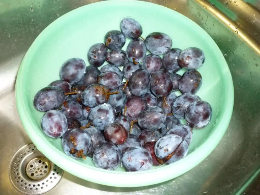 Сливовый компот СОСТАВ: и вода