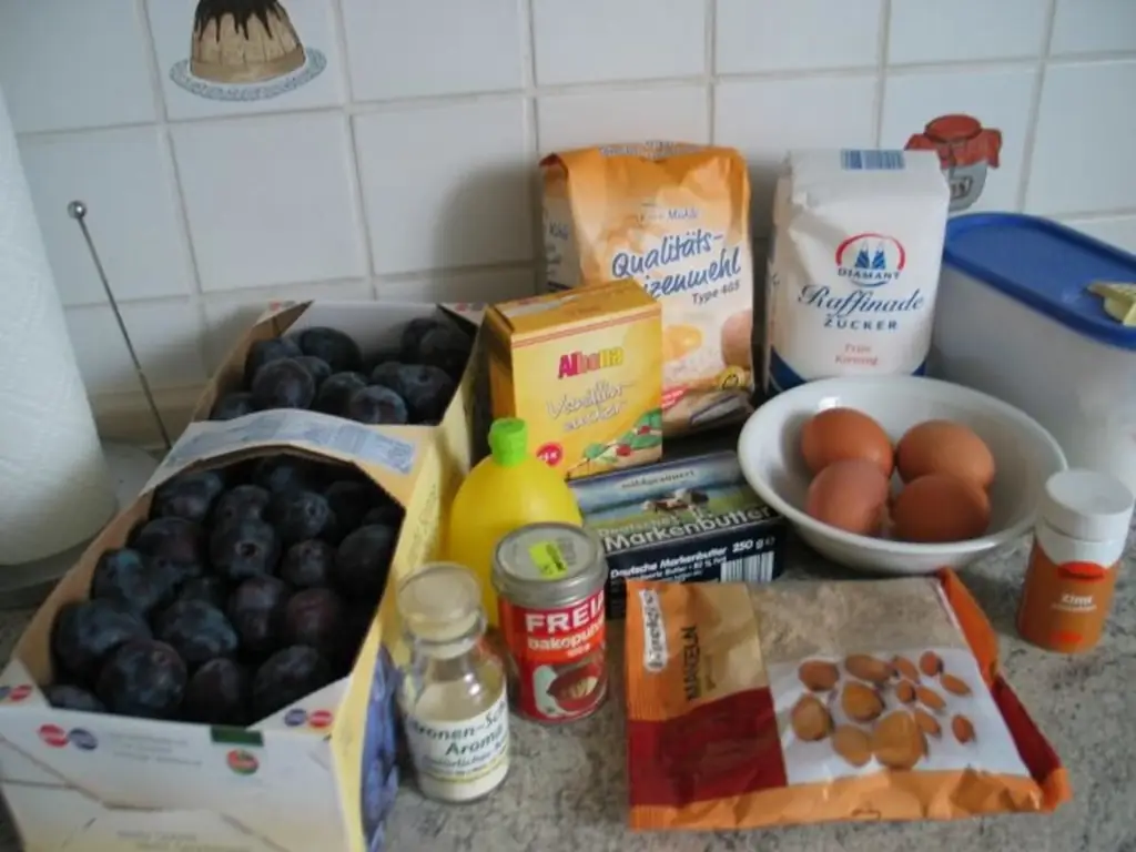 Торт: Сливовый пирог с миндальной крошкой и глазурью