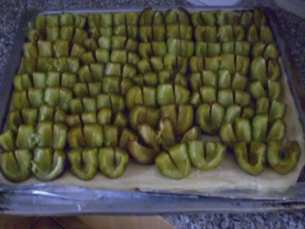 Сливовый Дачи с дрожжевым тестом и молоком