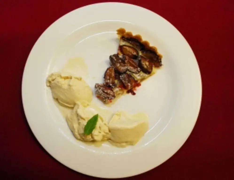 Сливовый торт со сливками и ванильным мороженым (Christian Kohlunds)