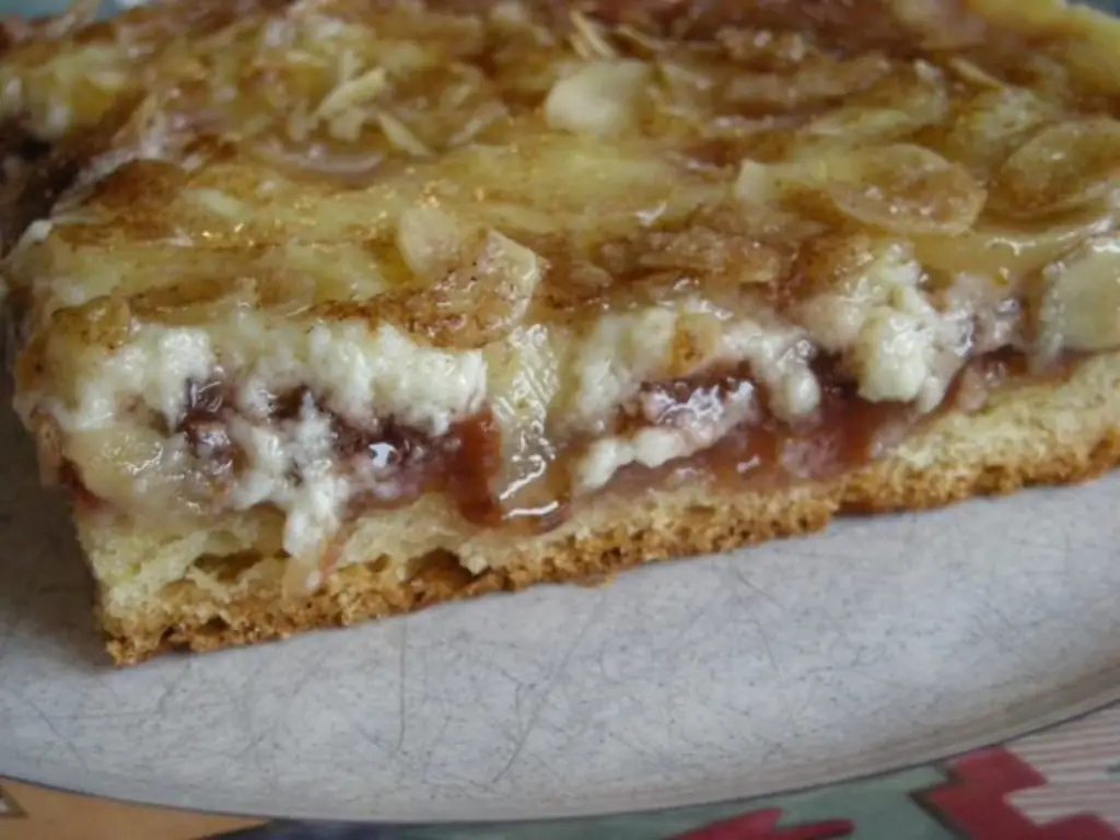 Сливовый дрожжевой пирог