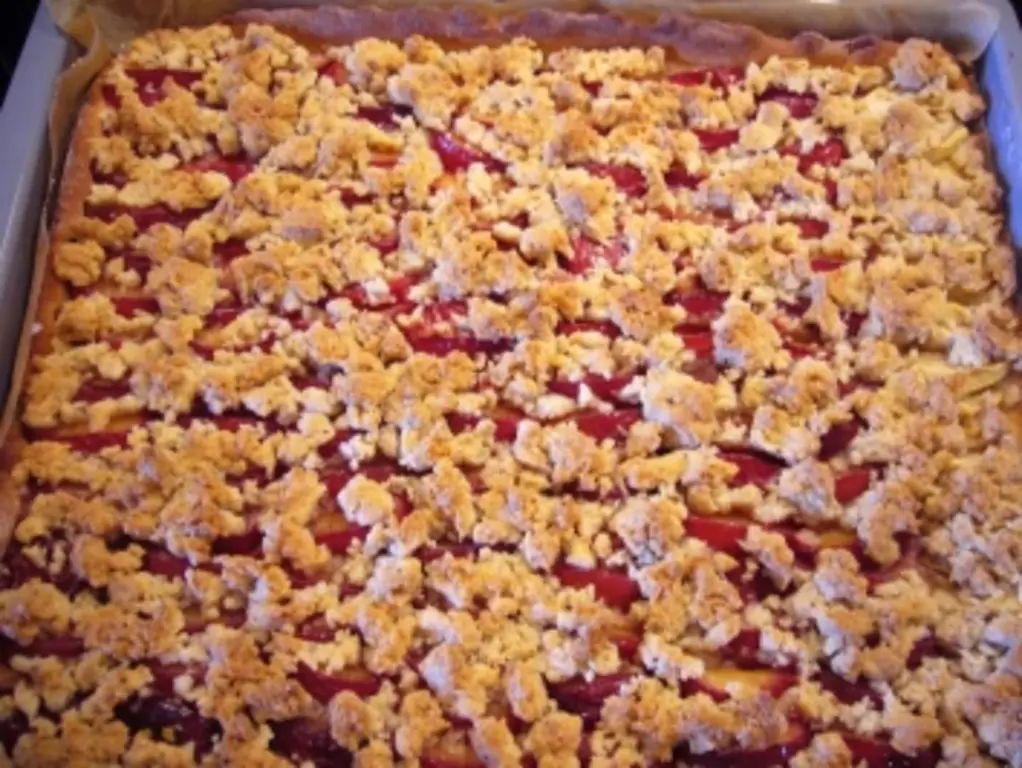 Сливовый пирог Кики с творогом