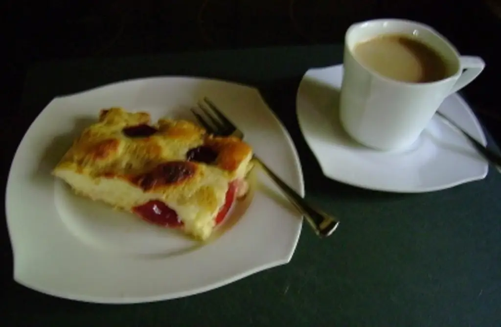 Торт: Сливовый торт со сметанным кремом с корицей