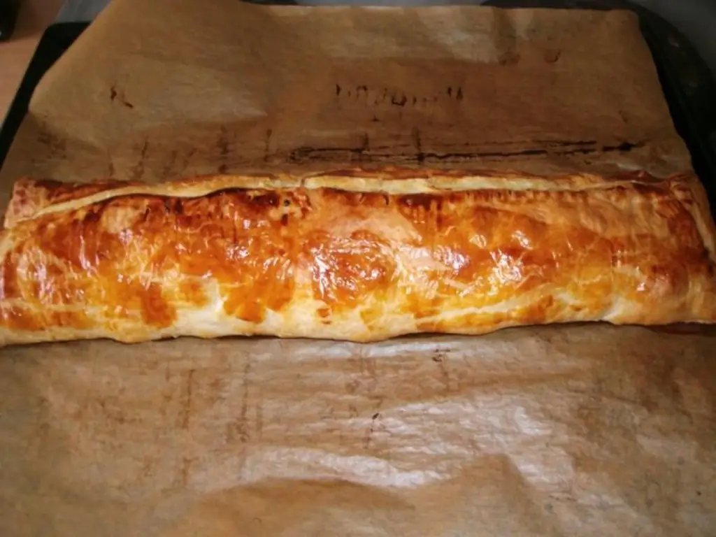 Сливовый штрудель со слоеным тестом и свежими сливами