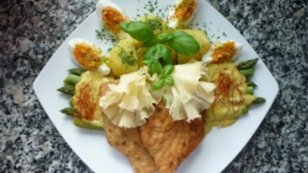 Шницель из индейки с зеленой спаржей и фисташками