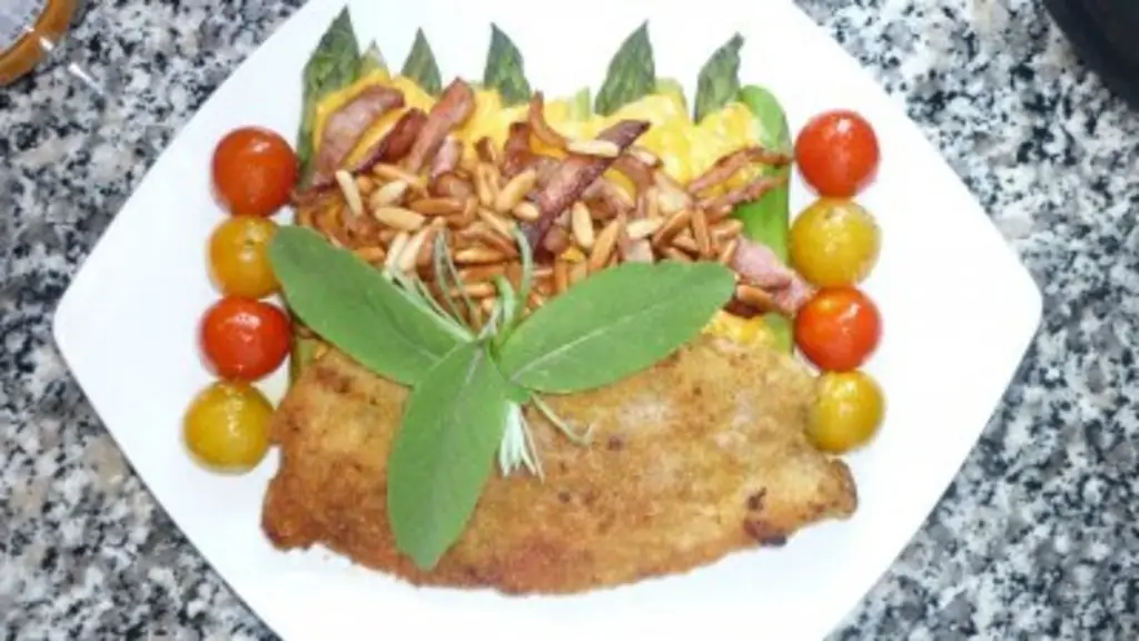 Шницель из фундука с хрустящей ветчиной и кедровыми орешками на запеченной зеленой спарже