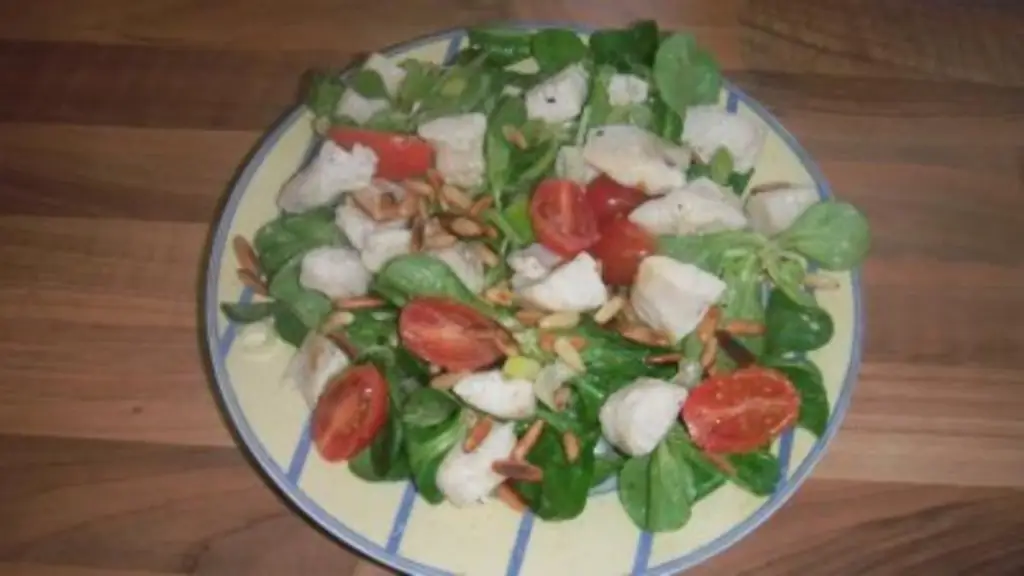 Рыбное филе с помидорами черри и салатом из баранины