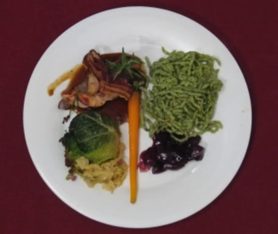 Филе-косички со шпецле из шпината и паштетами из савойской капусты