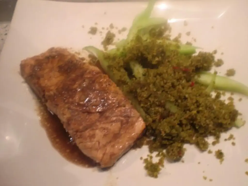 Глассированный лосось с песто из орехов