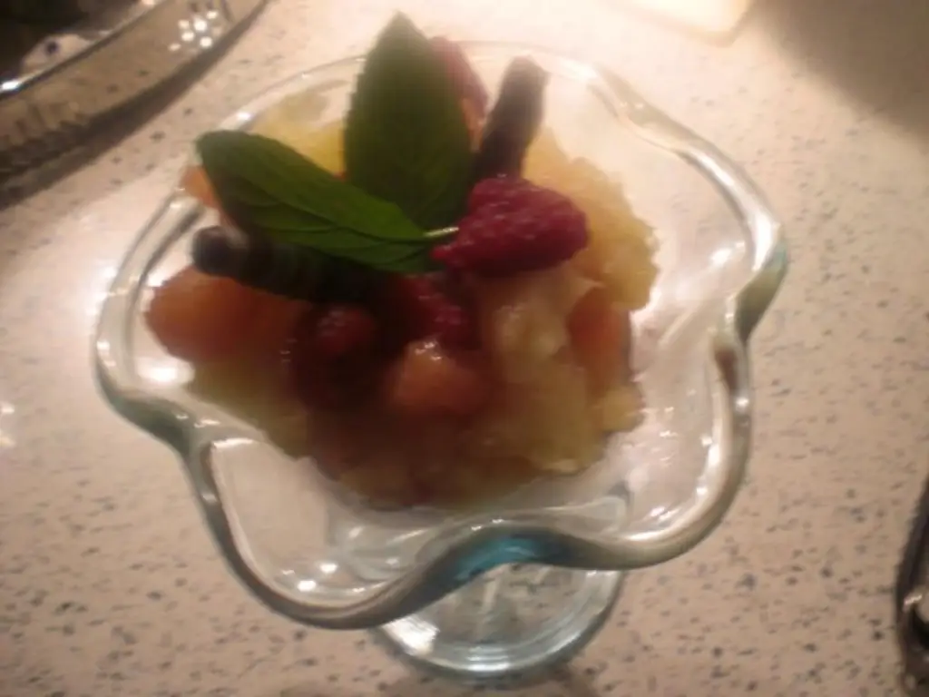 Сорбет просекко с фруктами