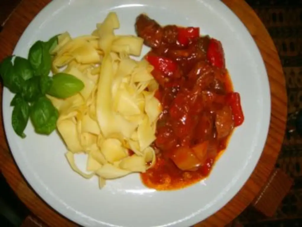 Перечный гуляш с гуляшом из свинины и перцем (красным, желтым, зеленым)