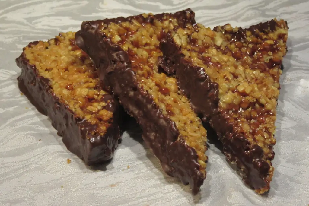 Дольки миндаля с черной смородиной